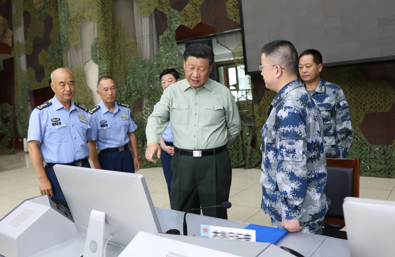 8月22日,中共中央總書記、國家主席、中央軍委主席習(xí)近平到空軍某基地視察。這是習(xí)近平察看基地作戰(zhàn)指揮中心,了解戰(zhàn)備值班和訓(xùn)練情況。