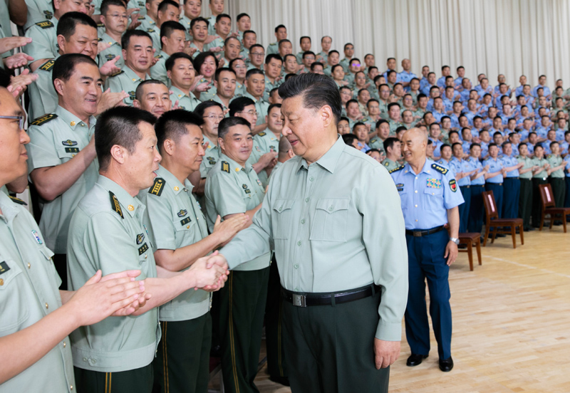 8月22日,中共中央總書記、國家主席、中央軍委主席習(xí)近平到空軍某基地視察。這是習(xí)近平親切接見駐甘肅部隊(duì)副師職以上領(lǐng)導(dǎo)干部和團(tuán)級單位主官。